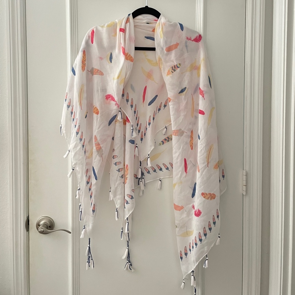 Lightweight summer scarf with feather print
